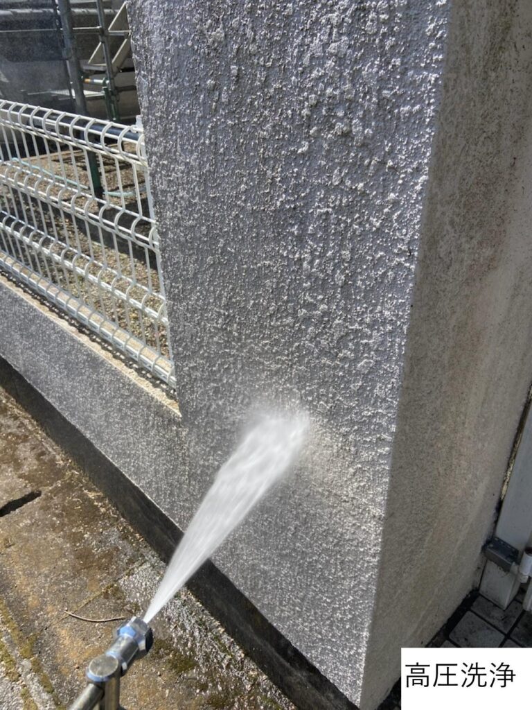 今回塀も一緒に塗装しますのでしっかりと塀塗装もします。